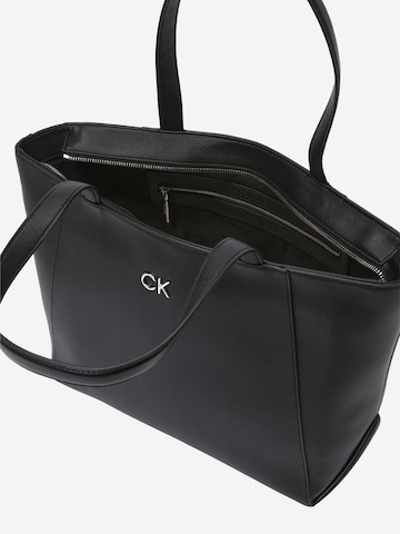 Plase de cumpărături 'Daily' de la Calvin Klein pe negru