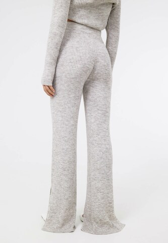 TOPTOP STUDIO Flared Hose in Grau
