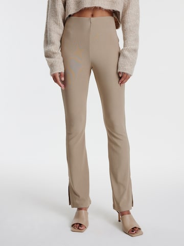 EDITED Flared Broek 'Zihna' in Beige: voorkant