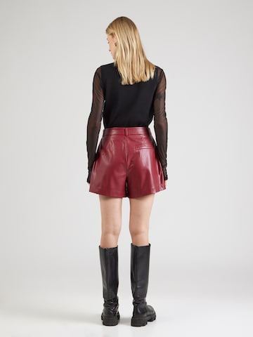 Regular Pantaloni cutați de la ONLY pe roșu