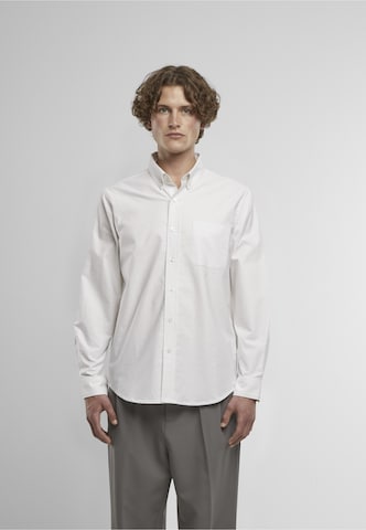 Coupe regular Chemise Urban Classics en blanc : devant