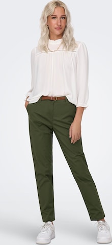 Coupe slim Pantalon chino 'CHICAGO' JDY en vert