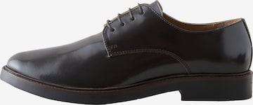 Chaussure à lacets Next en marron : devant