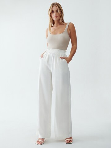 The Fated Wide leg Broek in Wit: voorkant