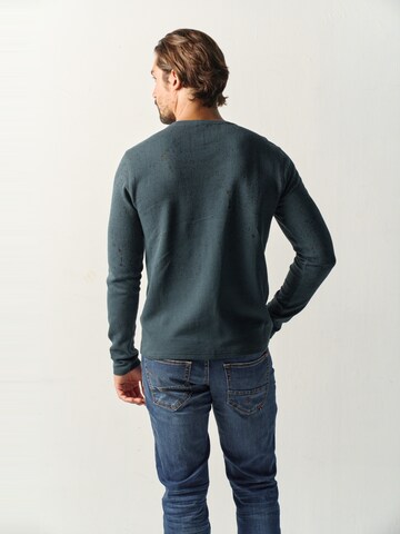 Tricou de la KOROSHI pe verde