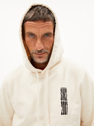 ARMEDANGELS Sweatshirt 'Paarlo Collage 2007' in Beige: voorkant