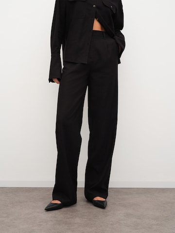 RÆRE by Lorena Rae Loose fit Pleat-Front Pants 'Martha Tall' in Black: front