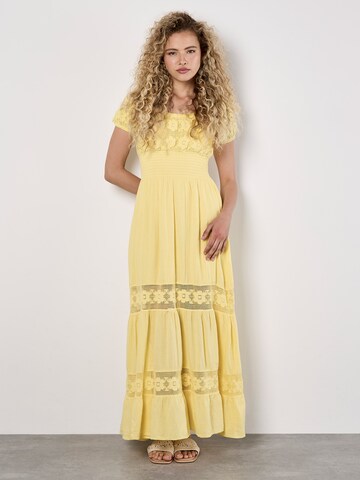 Apricot Kleid in Gelb: Vorderseite