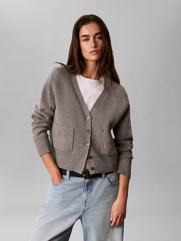 Regular Cardigan Calvin Klein Jeans en gris : devant