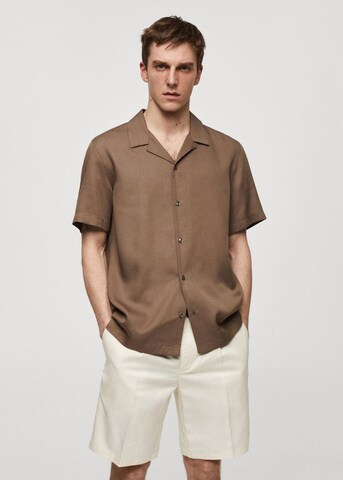 Coupe regular Chemise 'Malaga' MANGO MAN en marron : devant