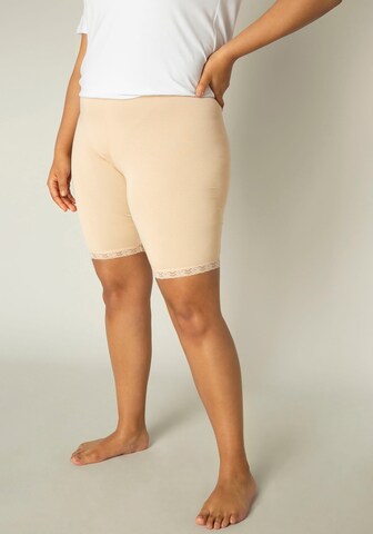 BASE LEVEL CURVY Skinny Leggings in White: front