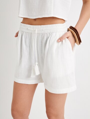 Koton Regular Shorts in Weiß
