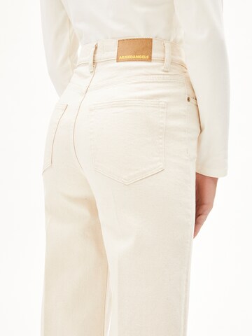 ARMEDANGELS Буткат Джинсы 'MURLIAA' в Белый: спереди
