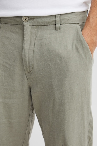 !Solid Regular Chino Pants in Green