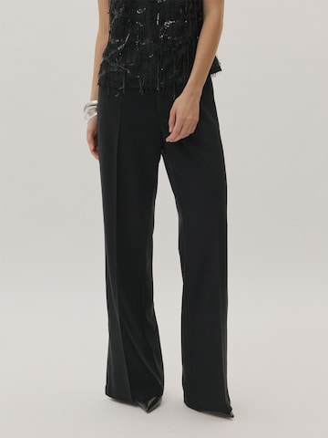 KAVAZI Flared Hose in Schwarz: Vorderseite