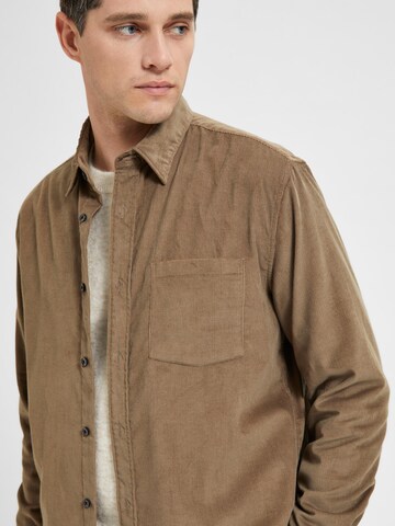 Coupe regular Chemise 'Benjamin' SELECTED HOMME en marron