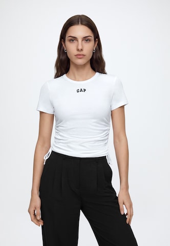 Tricou de la GAP pe alb: față