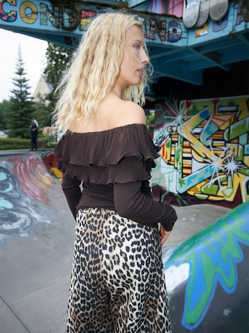 Top ' Flouncecras ' di Crās in marrone: dietro