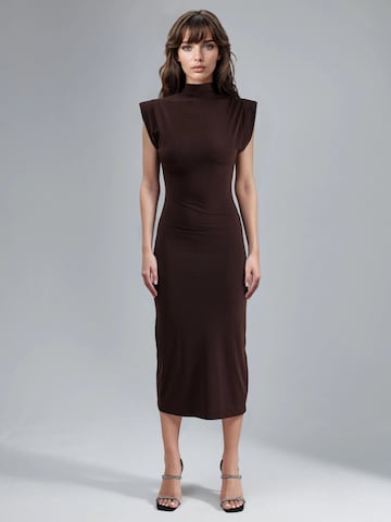 Abito di Busem in marrone: frontale