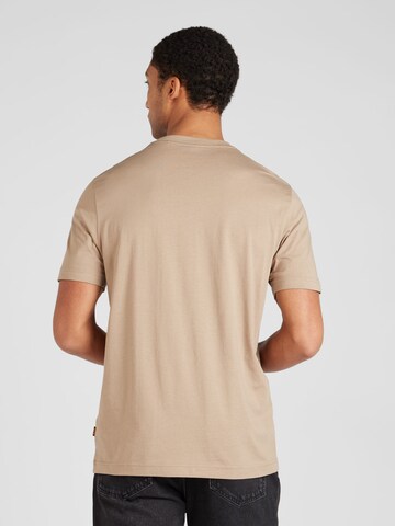 BOSS - Camiseta 'Ticket' en marrón