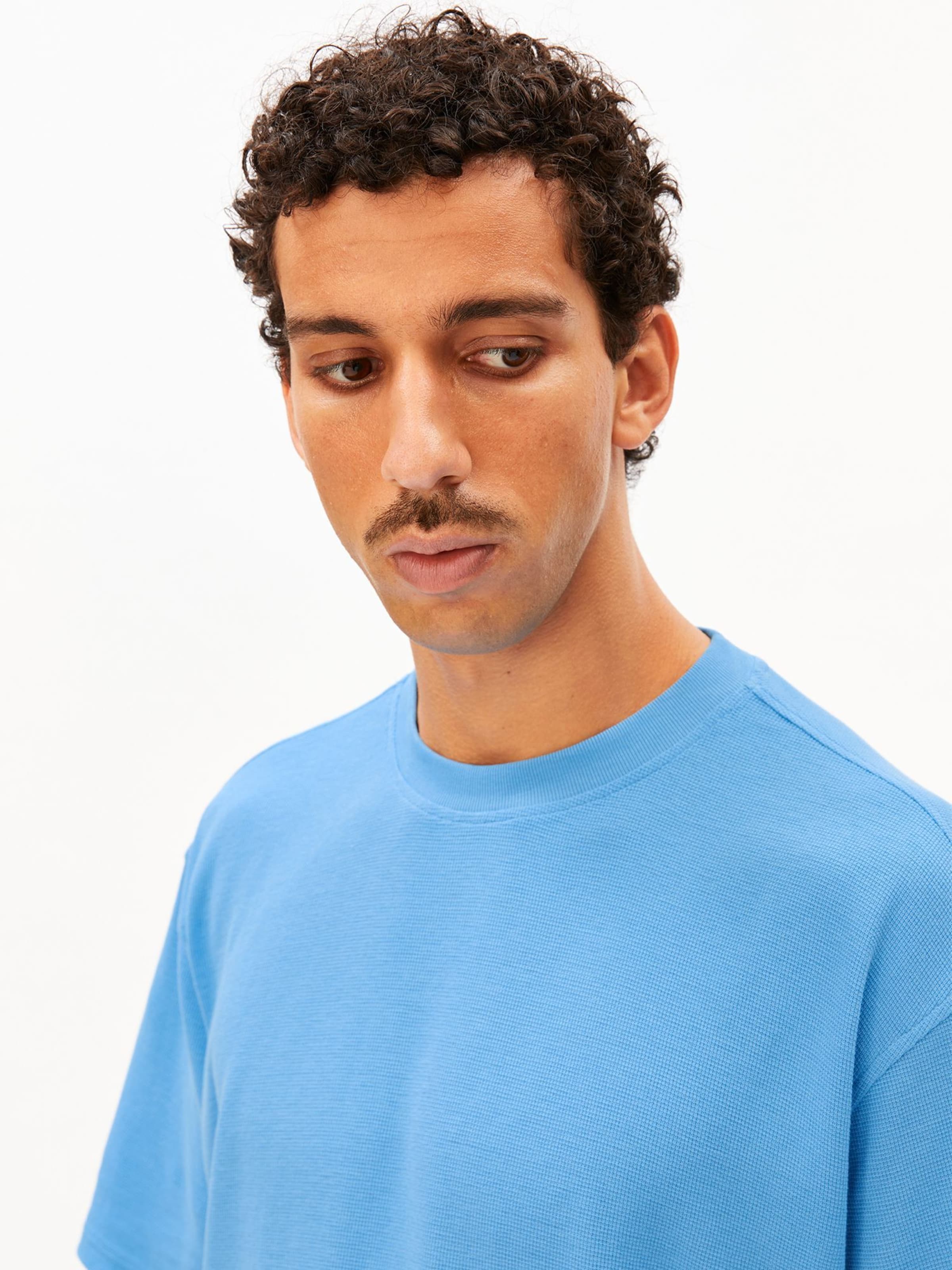 T-Shirt ARMEDANGELS en bleu : devant
