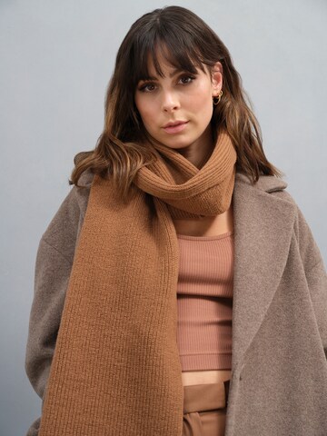 A LOT LESS Scarf 'Suki' in Brown