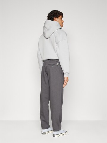 ALPHA INDUSTRIES - Loosefit Pantalón chino en gris