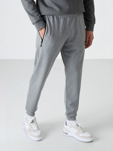 Tapered Pantaloni di Tommy Life in grigio