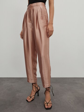 EDITED Tapered Pleat-Front Pants 'Rea shine' in Pink: front