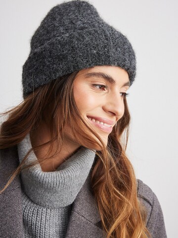 NA-KD Beanie in Grey: front