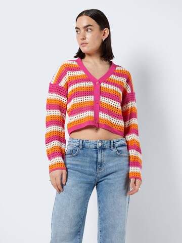 Noisy may Cardigan 'Hope' i rød: forside