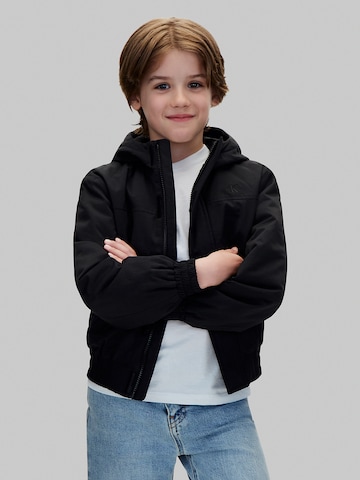 Calvin Klein Jeans - Chaqueta de entretiempo en negro: frente