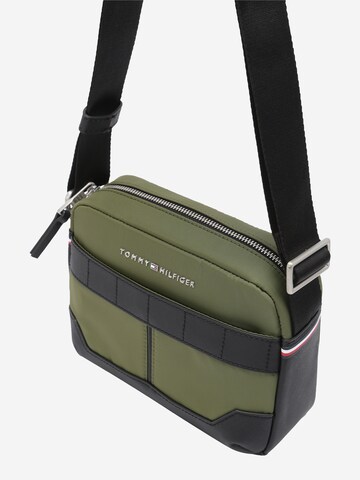 TOMMY HILFIGER Чанта за през рамо тип преметка в зелено: отпред