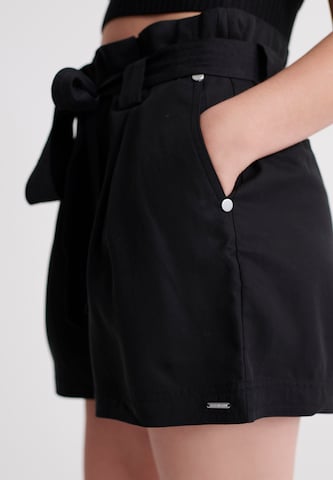 Superdry - regular Pantalón plisado 'Desert' en negro