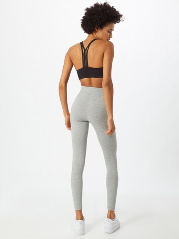 Skinny Pantaloni sportivi 'Swoosh' di Nike Sportswear in grigio