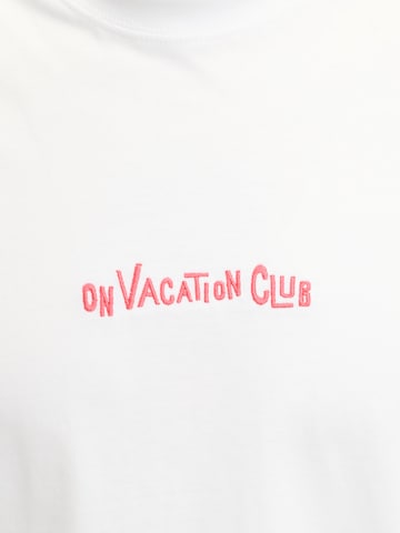 On Vacation Club T-Shirt 'Espresso Martini' in Weiß