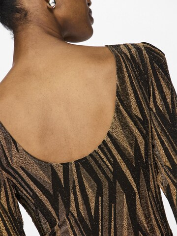 YAS Shirt body 'YEN' in Goud