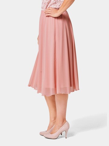 Goldner Rok in Rood