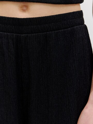 EDITED Lużny krój Spodnie 'Isobel' w kolorze czarny