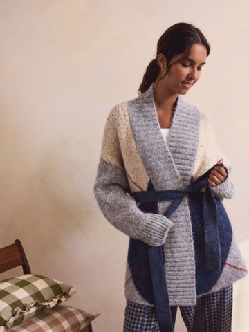 Next Плетено манто в синьо: отпред