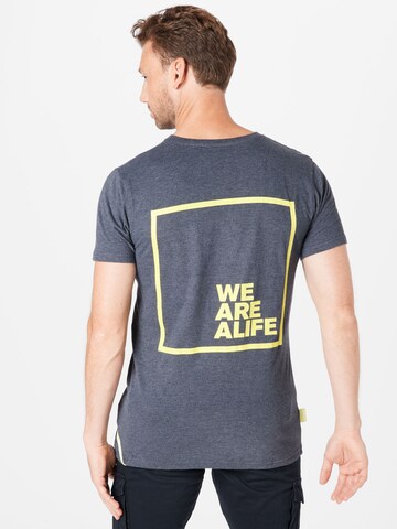 Tricou de la Alife and Kickin pe albastru