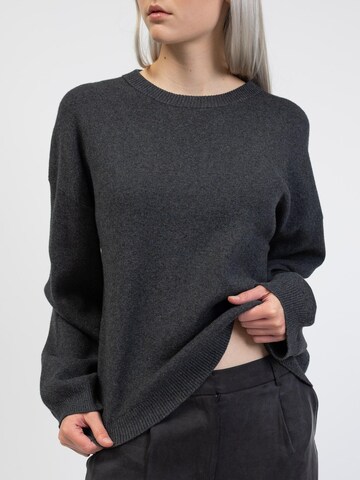 BROKE + SCHÖN Sweater in Grey
