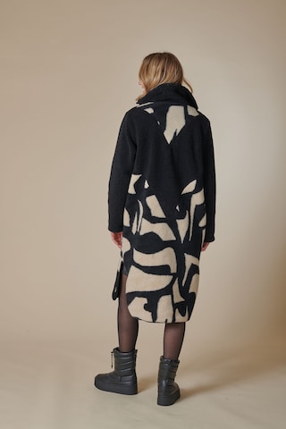 Zhrill Between-Seasons Coat in Black