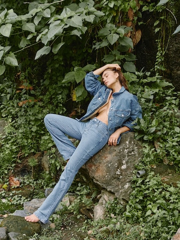 ABOUT YOU x Sofia Tsakiridou Flared Jeans 'Amanda' in Blau