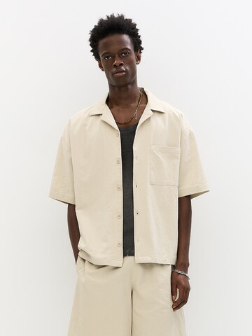 Fit confort Chemise Pull&Bear en beige : devant