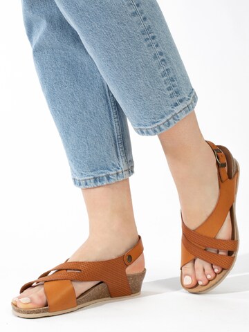 Bayton Sandal 'Lucena' in Brown: front