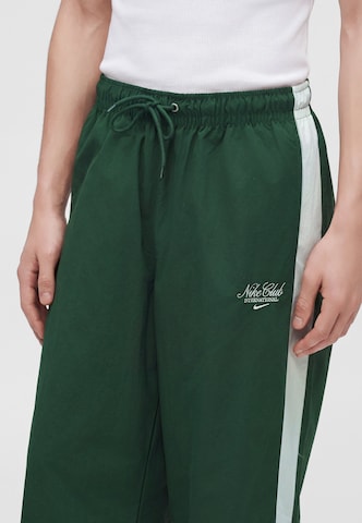 Nike Sportswear Loosefit Nadrág 'Club' - zöld
