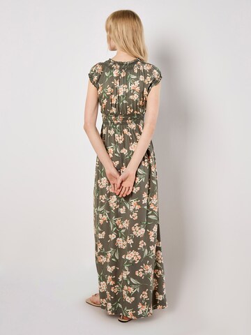 Robe 'Jasmine' Apricot en vert