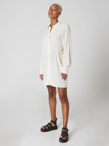 Robe-chemise 'Delia' A LOT LESS en beige : devant