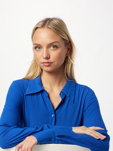 Monki Blouse in Blauw